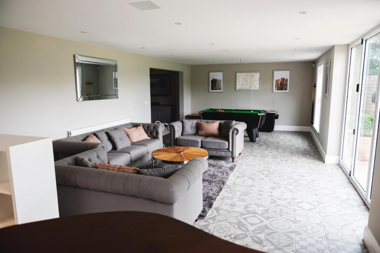 Large - Hot Tub - Pool Table - Bbq - 5 Bedrooms - Log Burner Three Legged Cross