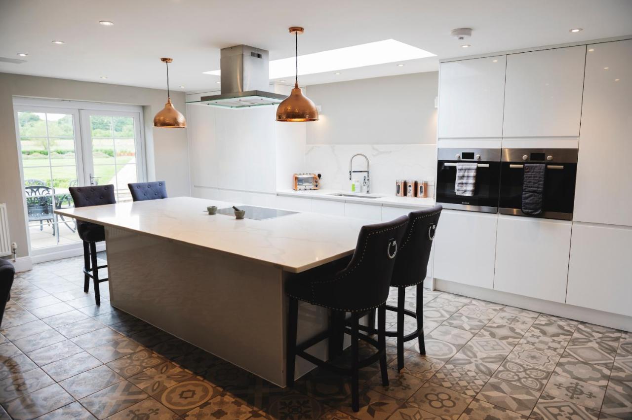 Large - Hot Tub - Pool Table - Bbq - 5 Bedrooms - Log Burner Three Legged Cross