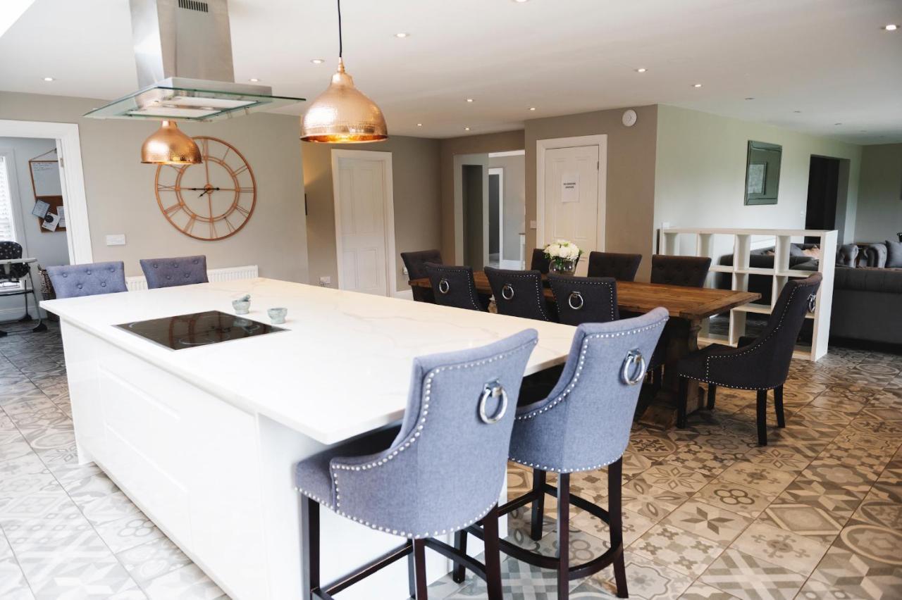 Large - Hot Tub - Pool Table - Bbq - 5 Bedrooms - Log Burner Holiday home *